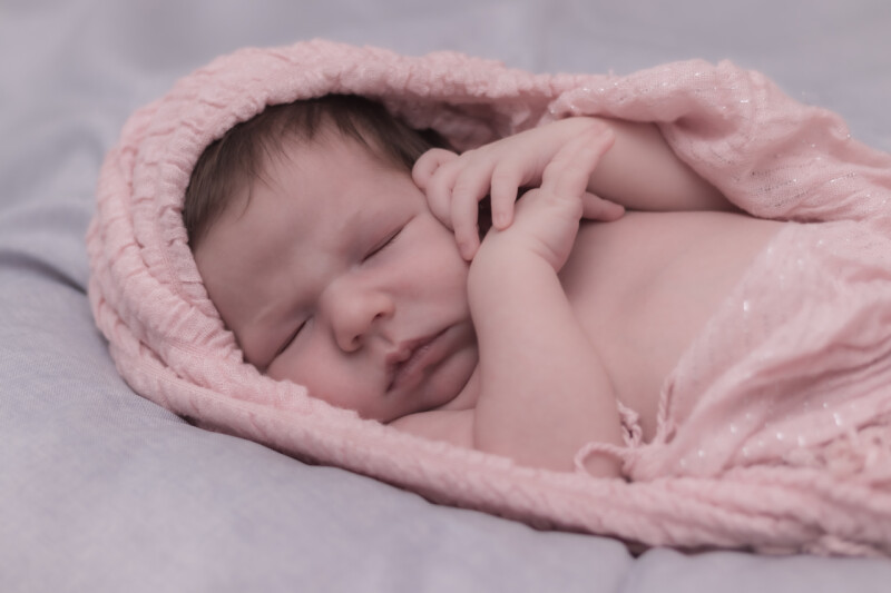 Newborn spinkající holčička